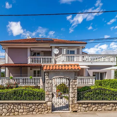 2 Bedroom Front In Apartmán